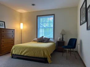 Cheerful 3 bedroom home with parking on premises - Image 4