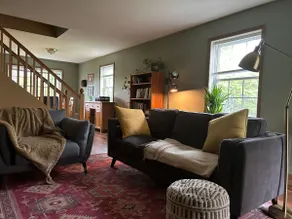Cheerful 3 bedroom home with parking on premises - Image 3