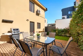 Spacious 3BR Home • Near CBD • Free Parking - Image 2