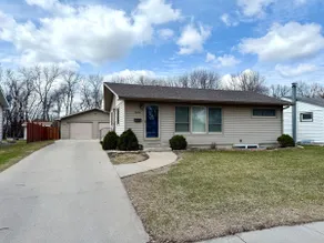 4BR I 5 mins to NDSU, King, Pack n play, Backyard - Image 2