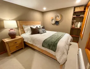 Beautifully Renovated Riverfront Apartment Home - Image 2