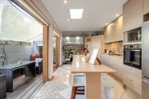 Luxury Retreat Home - 4bed House w/Parking - Mins from CBD - Image 4
