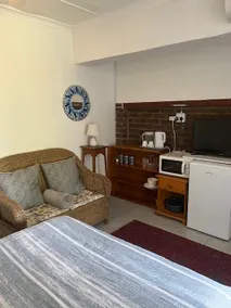 Welcoming One Bedroom Flatlet with Pool - Image 4