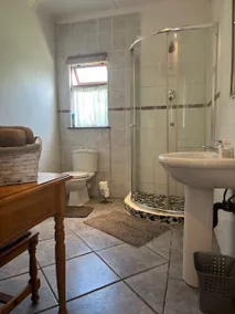 Welcoming One Bedroom Flatlet with Pool - Image 5