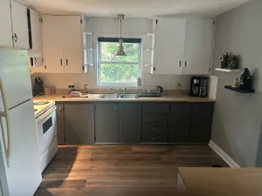 Bright spacious 3 bedroom main floor unit w yard - Image 5