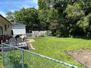Bright spacious 3 bedroom main floor unit w yard - Image 3
