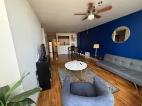 Spacious 1 br Downtown w/Roku TV! - Image 2