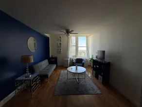 Spacious 1 br Downtown w/Roku TV! - Image 5