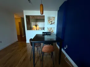 Spacious 1 br Downtown w/Roku TV! - Image 4