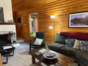 Log House on 5 Acres - pet friendly, A/C, BBQ, laundry, hike and bike trails - Image 3