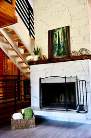 Log House on 5 Acres - pet friendly, A/C, BBQ, laundry, hike and bike trails - Image 5