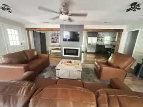 Modern Farmhouse w/Gameroom and theater room close to everything - Image 4