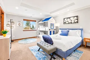 Lux Group Getaway|Sauna•GameRoom• Firepit |Near DT - Image 5