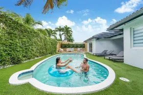 Modern 5BR Oasis • Mini Golf/Pool_BBQ/Near Redland - Image 2
