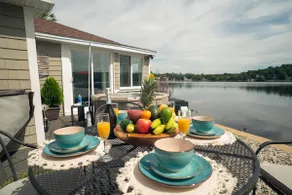 Cozy Lake Cottage: Hot Tub, Gym & Waterfront Views - Image 2