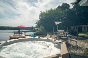 Cozy Lake Cottage: Hot Tub, Gym & Waterfront Views - Image 4