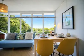 Stylish & Bright, Easy Access to Beach, Cromer - Image 2