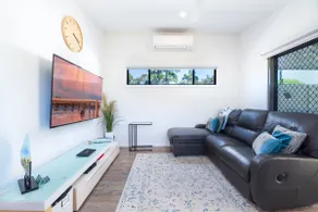 The Cubby - Modern 2 Bed, Pet Friendly Guesthouse - Image 4
