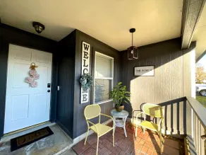 Royalty Lux Hideaway Min to DT & Kemah Large Patio - Image 5