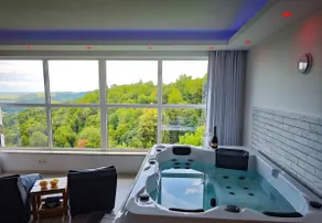 Private wellness with panoramic view, sauna & jacuzzi - Image 2