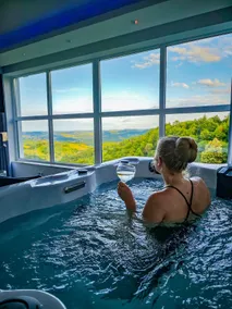 Private wellness with panoramic view, sauna & jacuzzi - Image 3