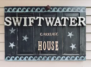 Beautiful carriage house-walking distance downtown - Image 3