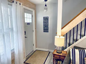 Beautiful carriage house-walking distance downtown - Image 4