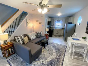 Beautiful carriage house-walking distance downtown - Image 5