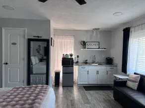 Serene Studio-Private Entrance-Kng Bed-K'ette-WiFi - Image 4