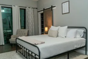 Spacious & Private Guest Pool House Oasis - Image 3