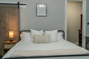 Spacious & Private Guest Pool House Oasis - Image 4
