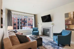 Lovely 2 Bedroom, 2 Bathroom Condo with Pool & Parking! - Image 2