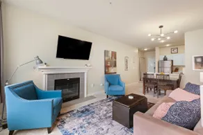 Lovely 2 Bedroom, 2 Bathroom Condo with Pool & Parking! - Image 4