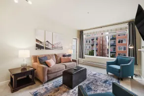 Lovely 2 Bedroom, 2 Bathroom Condo with Pool & Parking! - Image 5