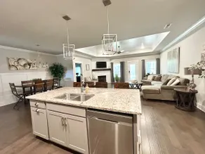 Spacious 1 level Luxury TH-KingBed/2CarGarage/4TVs - Image 2