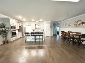 Spacious 1 level Luxury TH-KingBed/2CarGarage/4TVs - Image 3