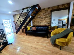 Unique 2bd townhouse quietly located in the city. - Image 4