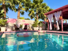 The Pink Cabana - salt water pool, spa & daybed - Image 4