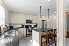 Victorian 4BR 25BA 2Parking Near Parks & DT - Image 2