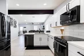 5 Min to Airport •3BR • Driveway & Yard /Sleeps 10 - Image 4