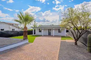 5 Min to Airport •3BR • Driveway & Yard /Sleeps 10 - Image 2