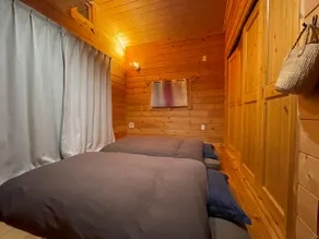 About 20 minutes by car to AB1/Gibraltar Park, log house in residential area, free parking available - Image 4