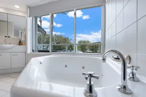 Ulysses 6 Spacious Beachfront Apartment - Image 3