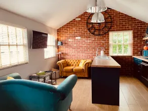 Luxury Studio Cottage in Garden Setting - Image 2