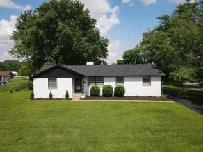 Escape to Clarksville's Chic Luxe 3BR Home - Image 3