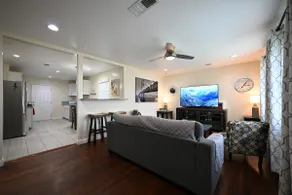 Newly Renovated 3Bed on Corner-lot EasyA to US99 - Image 3