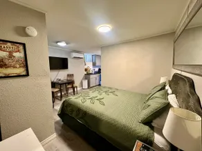 Cozy Home: Parking, Kitchen, Historic Downtown - Image 4