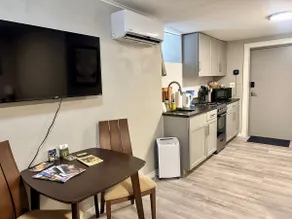 Cozy Home: Parking, Kitchen, Historic Downtown - Image 2