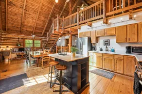 Log Cabin, 15 acres, private nature lake, hot tub - Image 2