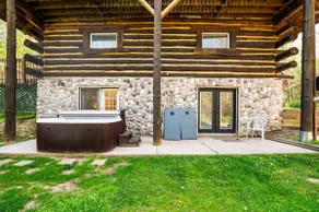 Log Cabin, 15 acres, private nature lake, hot tub - Image 5